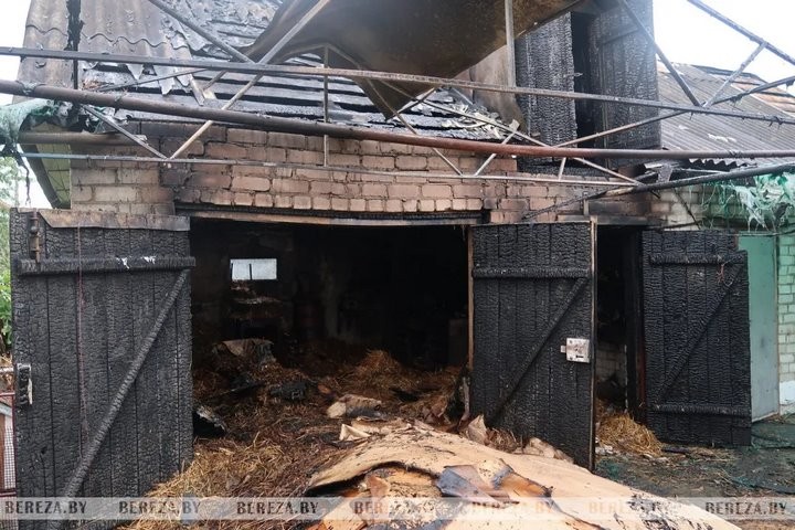 В Березе горели гараж и автомобиль