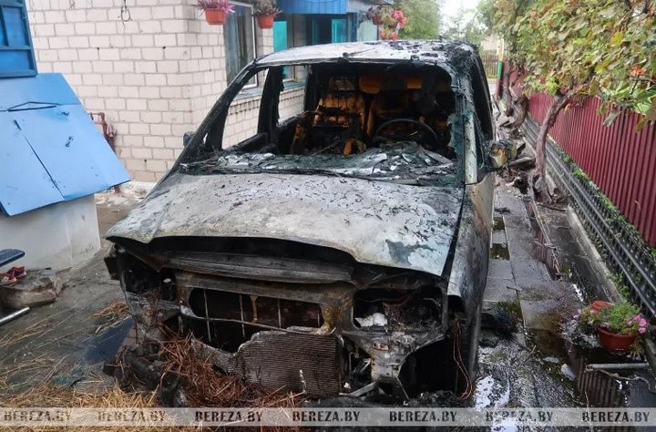 В Березе горели гараж и автомобиль