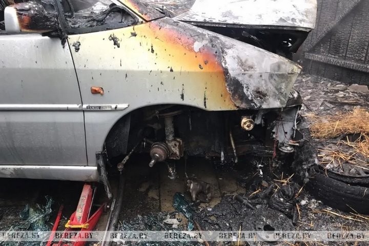 В Березе горели гараж и автомобиль