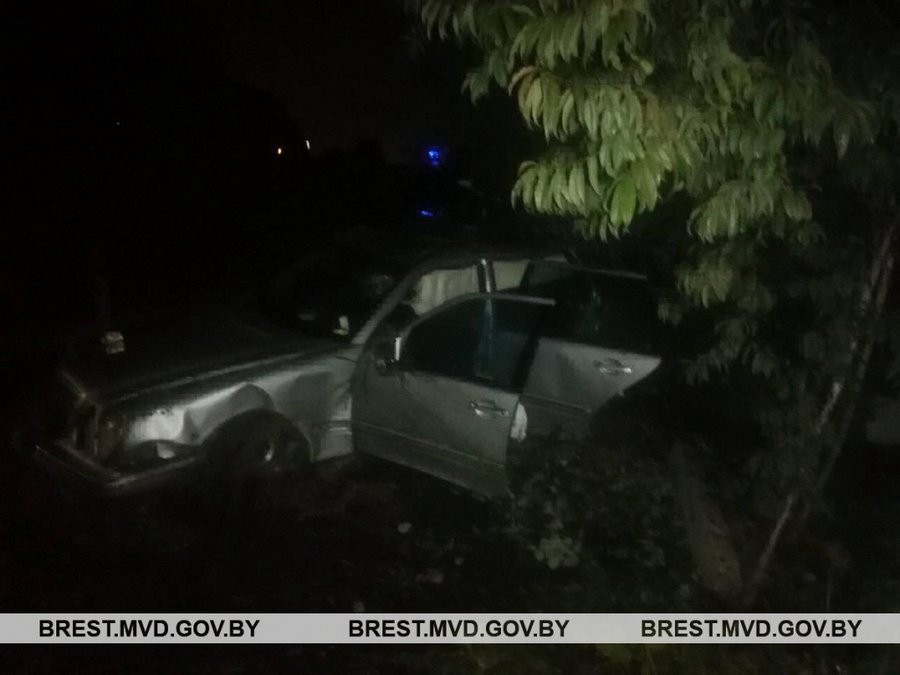 Под Брестом машина съехала в кювет, а в Пинске в ДТП пострадал годовалый ребенок