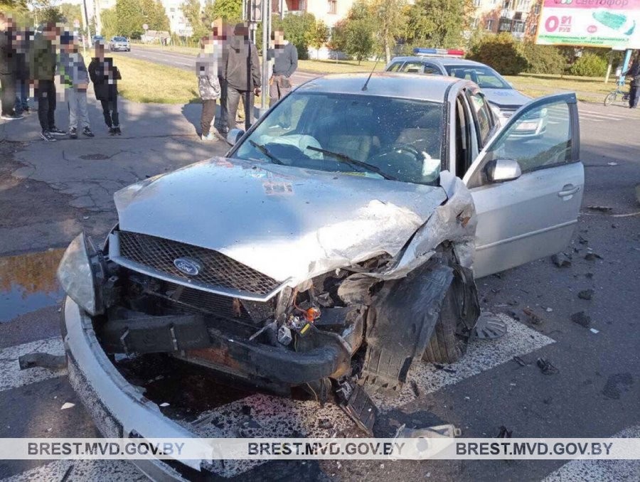 Под Брестом машина съехала в кювет, а в Пинске в ДТП пострадал годовалый ребенок