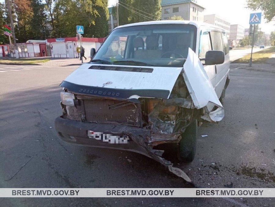 Под Брестом машина съехала в кювет, а в Пинске в ДТП пострадал годовалый ребенок