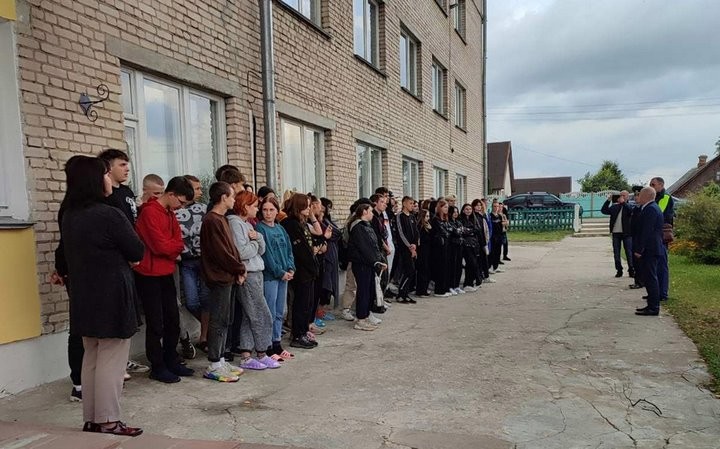 В Барановичском районе в общежитии колледжа искали наркотики