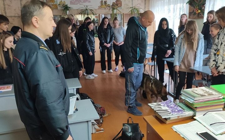 В Барановичском районе в общежитии колледжа искали наркотики