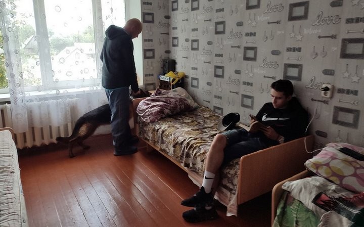 В Барановичском районе в общежитии колледжа искали наркотики