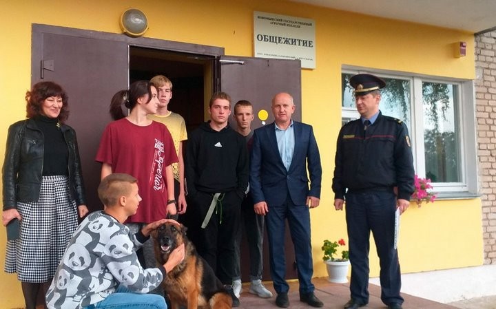 В Барановичском районе в общежитии колледжа искали наркотики