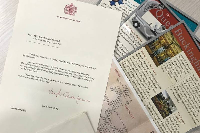 За подписью Ее Величества… Брестчанка со школьных лет хранит письмо от королевы Великобритании Елизаветы II, как семейную реликвию