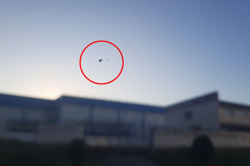 На дорогах Бреста: из-за обгона по обочине машина оказалась в грязи и получила скол стекла