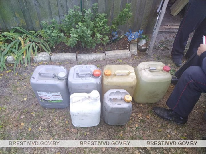 В Брестской области у водителя одной из ферм обнаружено 50 литров окрашенного бензина и 130 литров окрашенного дизтоплива