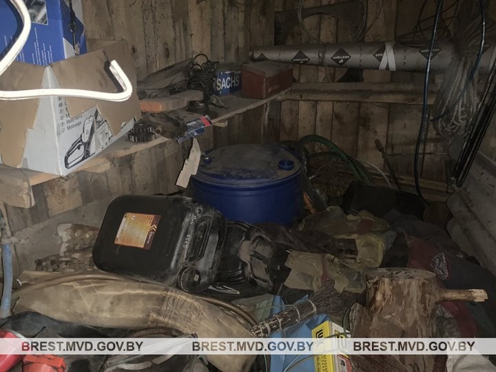 В Брестской области у водителя одной из ферм обнаружено 50 литров окрашенного бензина и 130 литров окрашенного дизтоплива