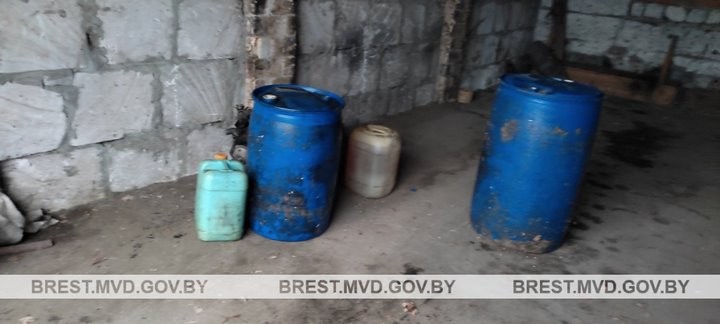 В Брестской области у водителя одной из ферм обнаружено 50 литров окрашенного бензина и 130 литров окрашенного дизтоплива