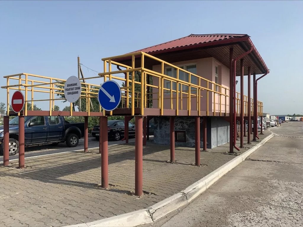 Станции зарядки и душевые: чем в Беларуси оборудуют зоны ожидания очереди на границе