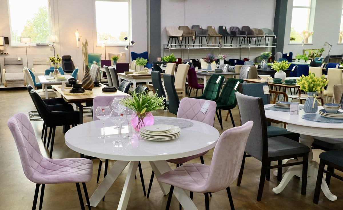 Выгодные акции и беспроцентная рассрочка в дискаунтере мебели «АксХоум» на Вычулках. Столы и стулья для кухни, мягкие кресла, офисная мебель, декор и другое