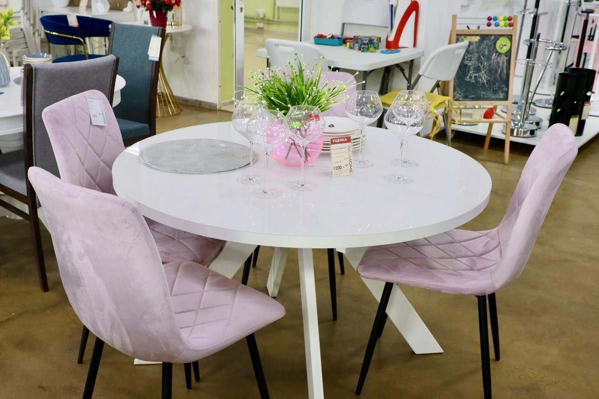 Выгодные акции и беспроцентная рассрочка в дискаунтере мебели «АксХоум» на Вычулках. Столы и стулья для кухни, мягкие кресла, офисная мебель, декор и другое