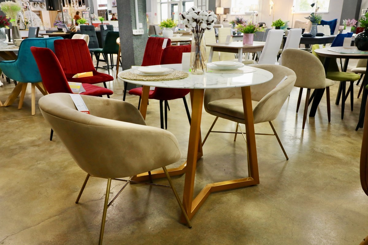 Выгодные акции и беспроцентная рассрочка в дискаунтере мебели «АксХоум» на Вычулках. Столы и стулья для кухни, мягкие кресла, офисная мебель, декор и другое