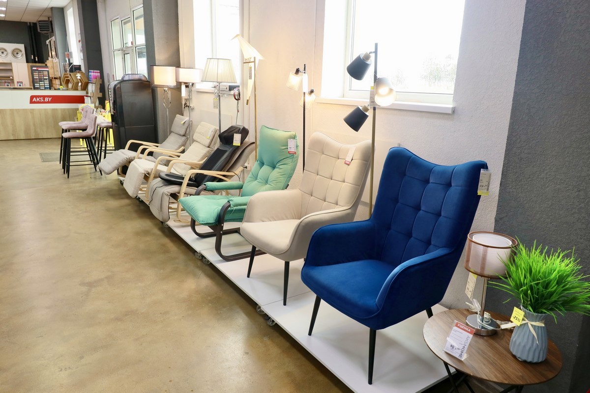 Выгодные акции и беспроцентная рассрочка в дискаунтере мебели «АксХоум» на Вычулках. Столы и стулья для кухни, мягкие кресла, офисная мебель, декор и другое