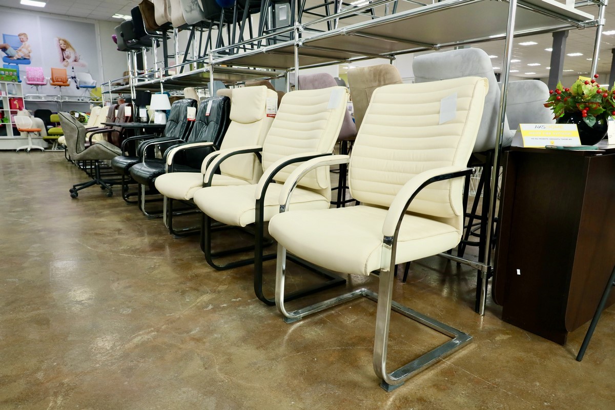 Выгодные акции и беспроцентная рассрочка в дискаунтере мебели «АксХоум» на Вычулках. Столы и стулья для кухни, мягкие кресла, офисная мебель, декор и другое