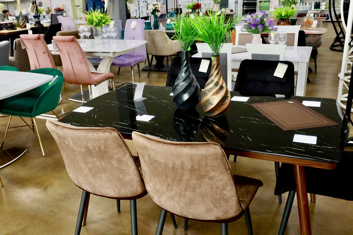 Выгодные акции и беспроцентная рассрочка в дискаунтере мебели «АксХоум» на Вычулках. Столы и стулья для кухни, мягкие кресла, офисная мебель, декор и другое