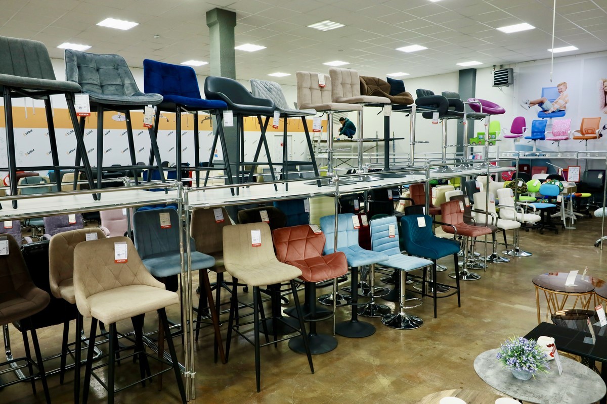 Выгодные акции и беспроцентная рассрочка в дискаунтере мебели «АксХоум» на Вычулках. Столы и стулья для кухни, мягкие кресла, офисная мебель, декор и другое