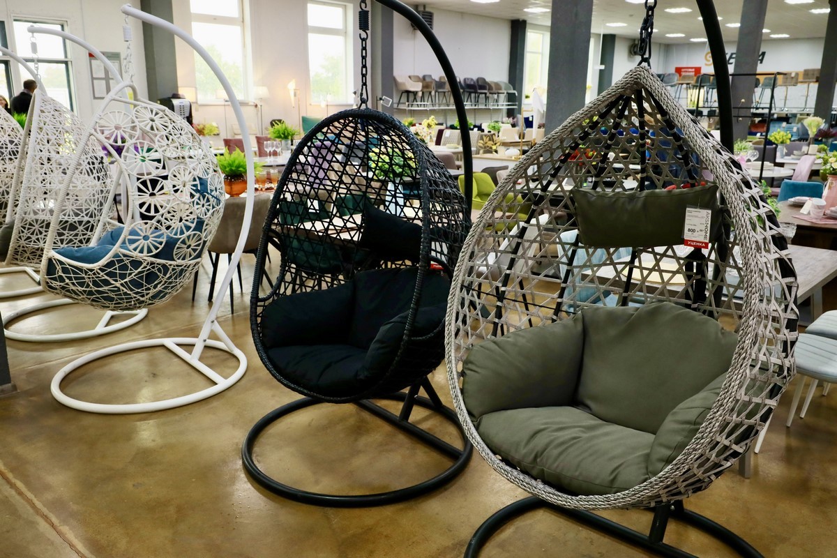 Выгодные акции и беспроцентная рассрочка в дискаунтере мебели «АксХоум» на Вычулках. Столы и стулья для кухни, мягкие кресла, офисная мебель, декор и другое