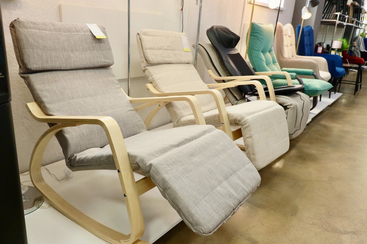 Выгодные акции и беспроцентная рассрочка в дискаунтере мебели «АксХоум» на Вычулках. Столы и стулья для кухни, мягкие кресла, офисная мебель, декор и другое