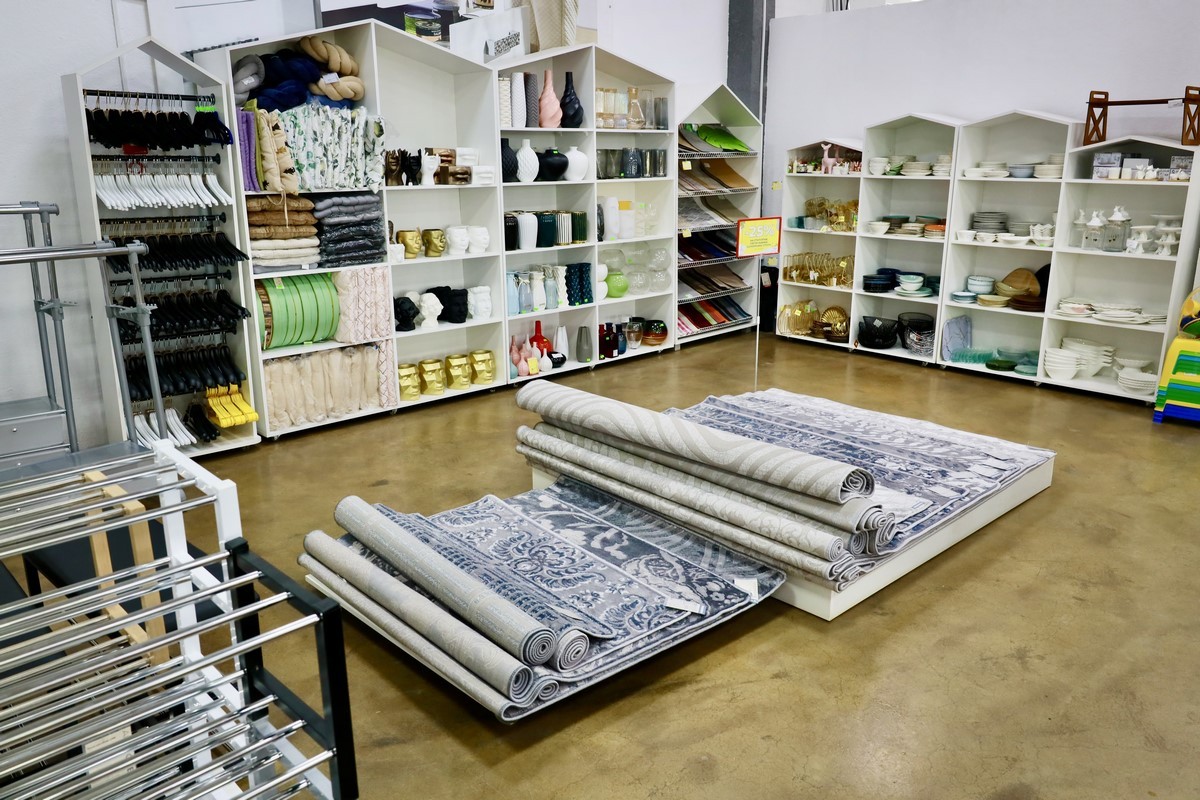 Выгодные акции и беспроцентная рассрочка в дискаунтере мебели «АксХоум» на Вычулках. Столы и стулья для кухни, мягкие кресла, офисная мебель, декор и другое