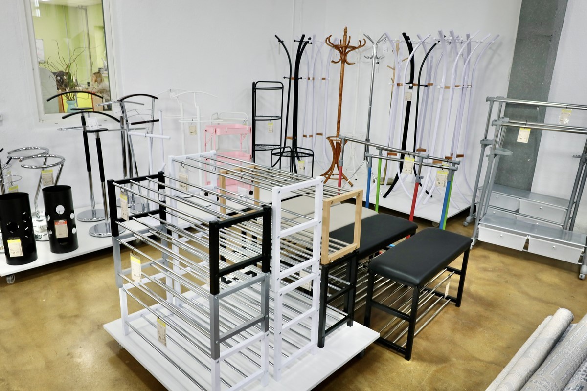 Выгодные акции и беспроцентная рассрочка в дискаунтере мебели «АксХоум» на Вычулках. Столы и стулья для кухни, мягкие кресла, офисная мебель, декор и другое