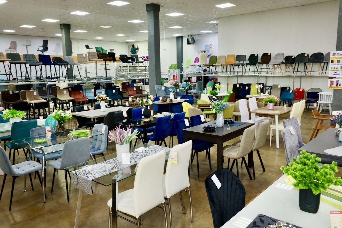 Выгодные акции и беспроцентная рассрочка в дискаунтере мебели «АксХоум» на Вычулках. Столы и стулья для кухни, мягкие кресла, офисная мебель, декор и другое