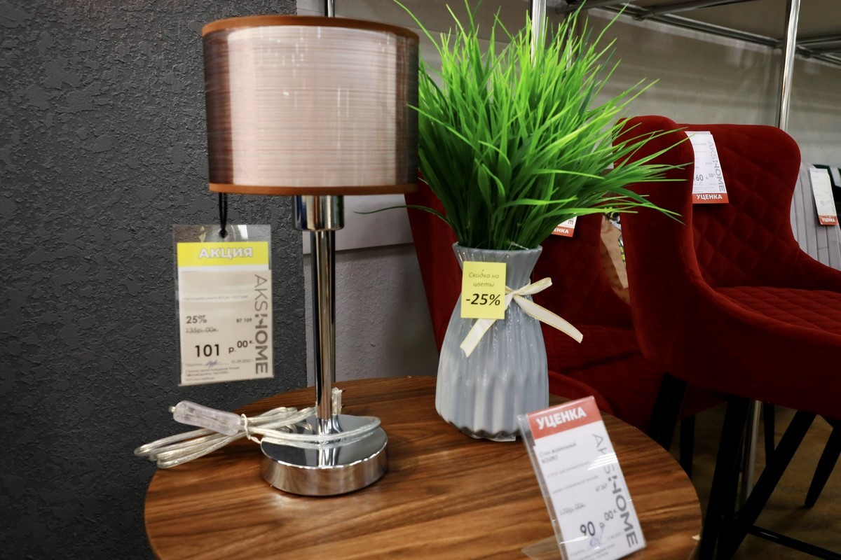 Выгодные акции и беспроцентная рассрочка в дискаунтере мебели «АксХоум» на Вычулках. Столы и стулья для кухни, мягкие кресла, офисная мебель, декор и другое