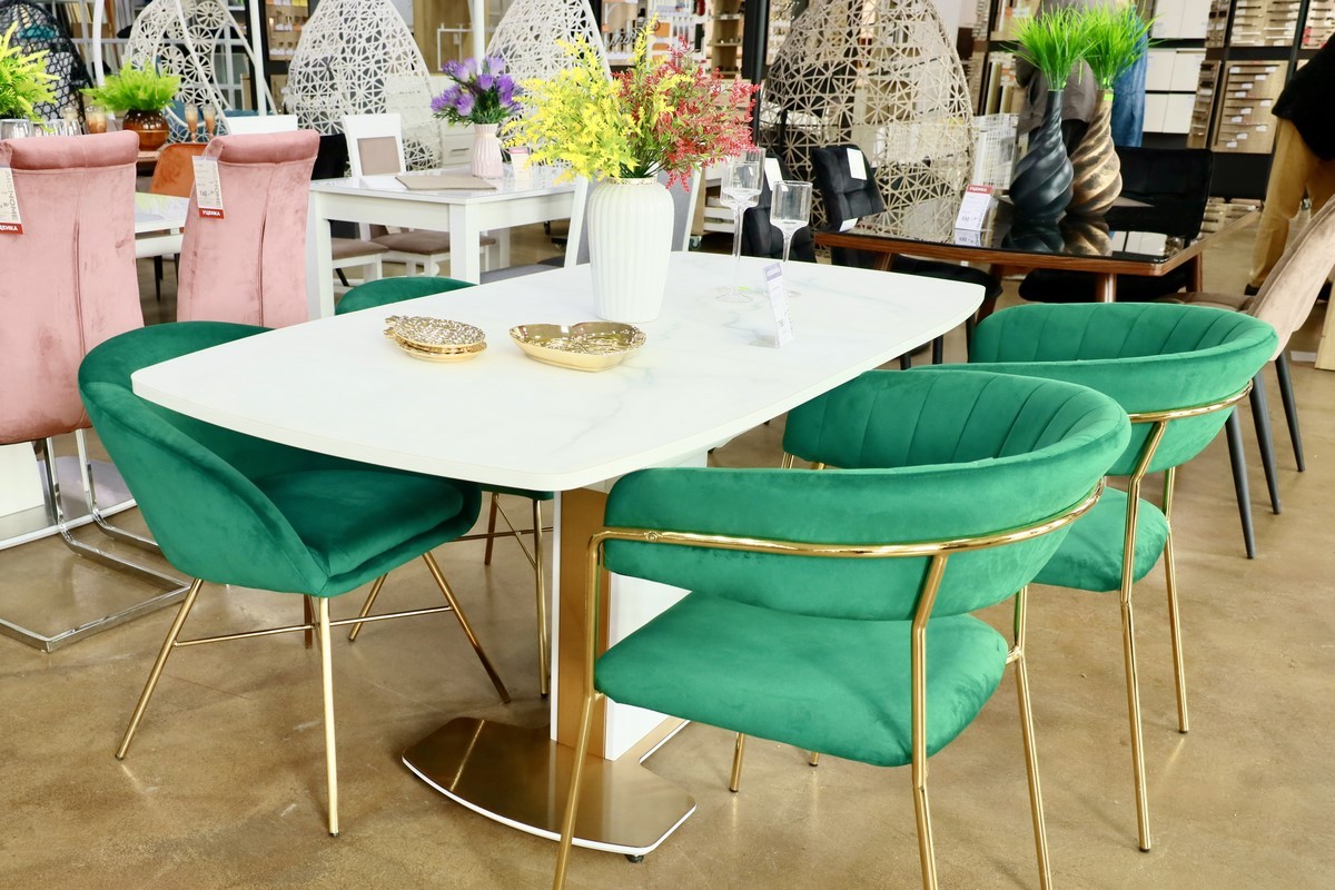 Выгодные акции и беспроцентная рассрочка в дискаунтере мебели «АксХоум» на Вычулках. Столы и стулья для кухни, мягкие кресла, офисная мебель, декор и другое