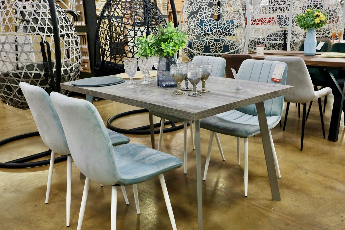 Выгодные акции и беспроцентная рассрочка в дискаунтере мебели «АксХоум» на Вычулках. Столы и стулья для кухни, мягкие кресла, офисная мебель, декор и другое