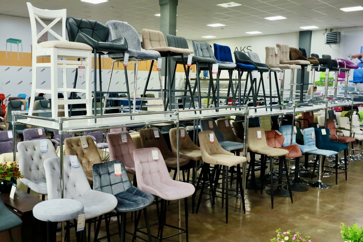 Выгодные акции и беспроцентная рассрочка в дискаунтере мебели «АксХоум» на Вычулках. Столы и стулья для кухни, мягкие кресла, офисная мебель, декор и другое