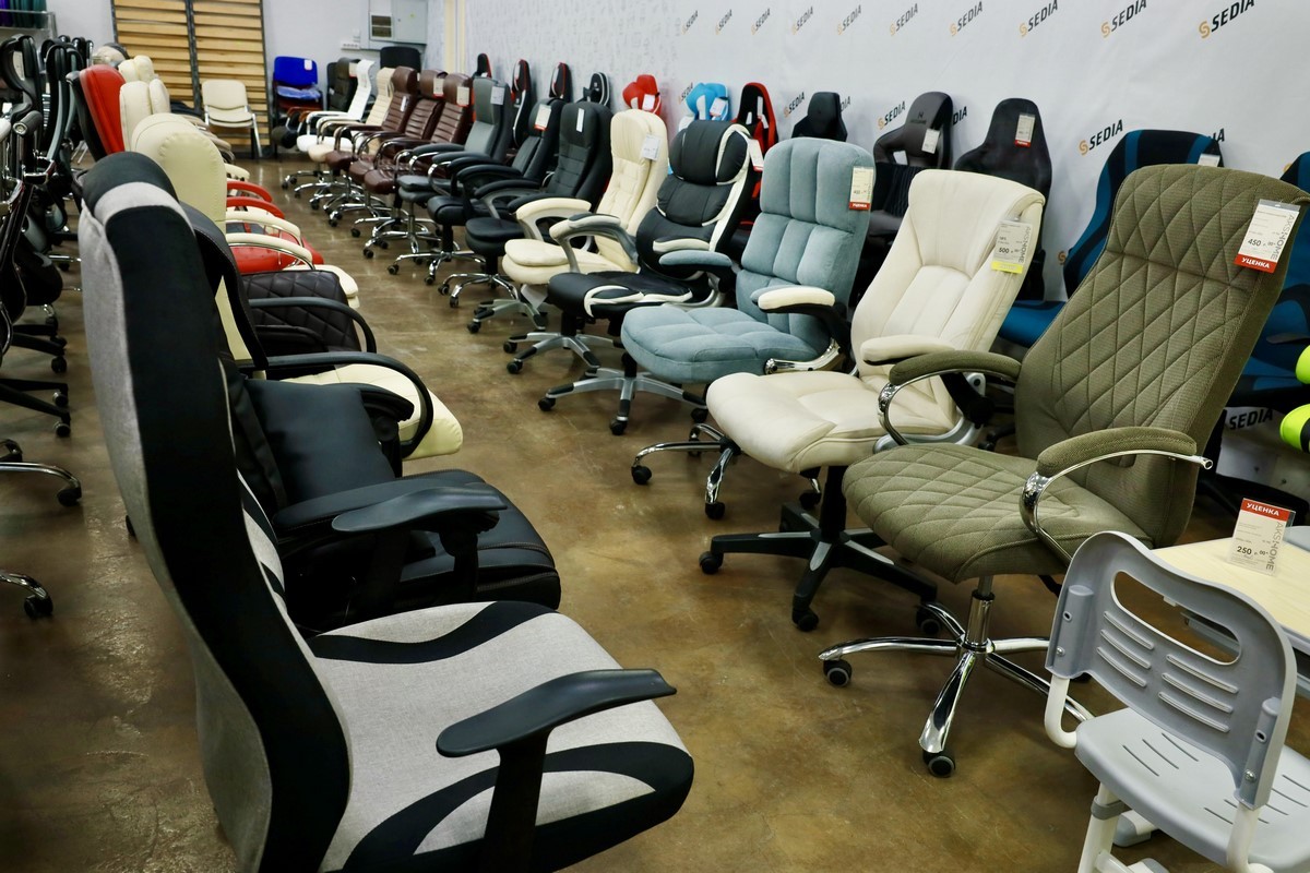 Выгодные акции и беспроцентная рассрочка в дискаунтере мебели «АксХоум» на Вычулках. Столы и стулья для кухни, мягкие кресла, офисная мебель, декор и другое