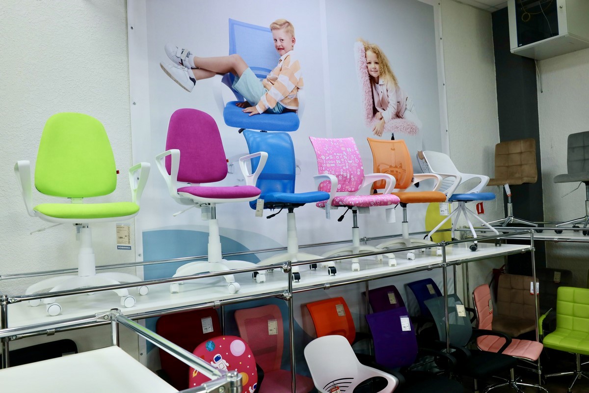 Выгодные акции и беспроцентная рассрочка в дискаунтере мебели «АксХоум» на Вычулках. Столы и стулья для кухни, мягкие кресла, офисная мебель, декор и другое