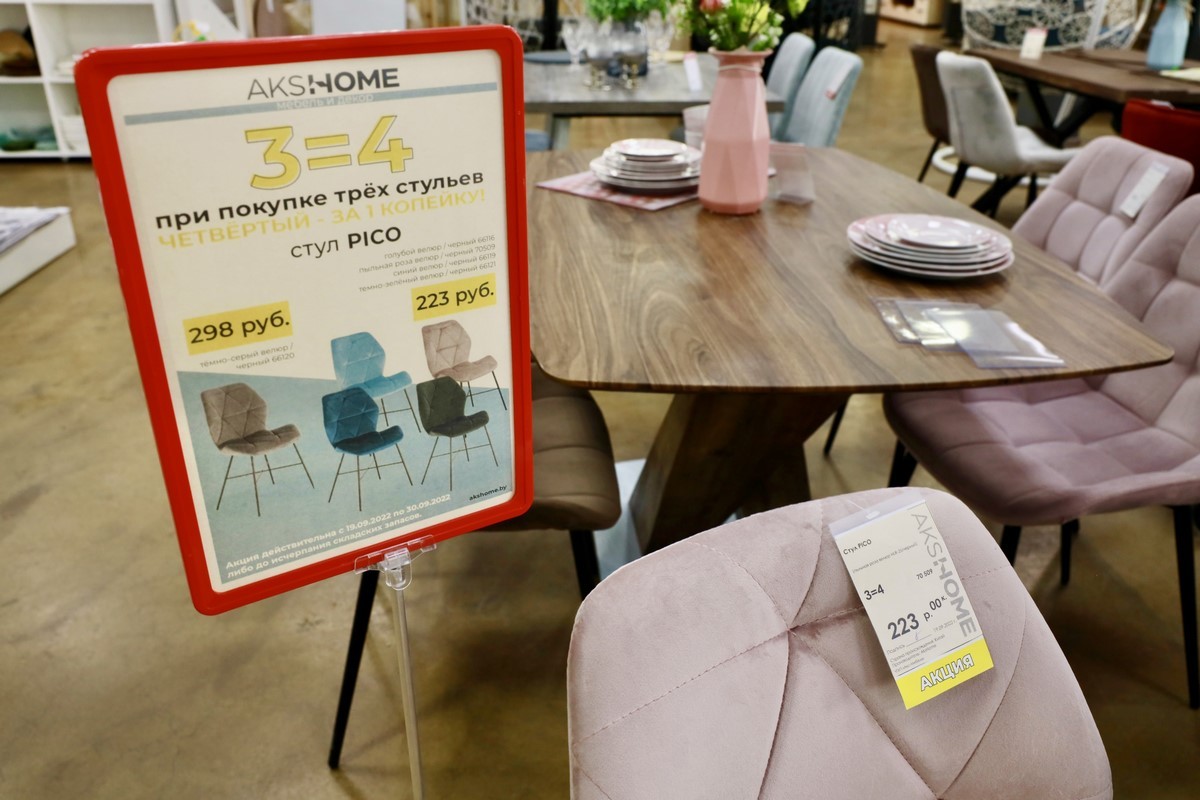 Выгодные акции и беспроцентная рассрочка в дискаунтере мебели «АксХоум» на Вычулках. Столы и стулья для кухни, мягкие кресла, офисная мебель, декор и другое