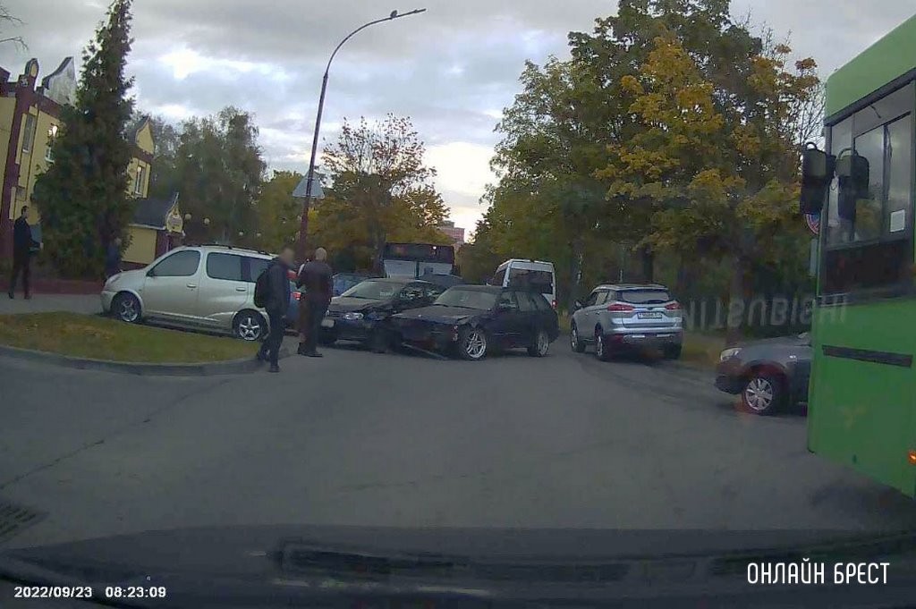 «БМВ» и «Фольксваген» столкнулись на Молодогвардейской в Бресте