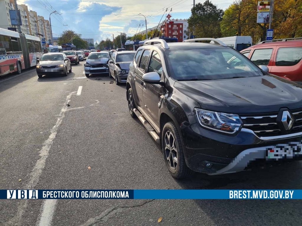 В Бресте столкнулись такси, «БМВ» и  «Рено»