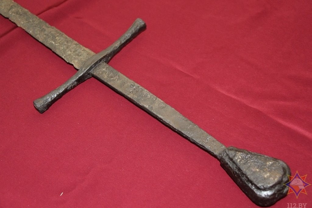 В Беларуси рыбак выловил длинный меч времен ВКЛ