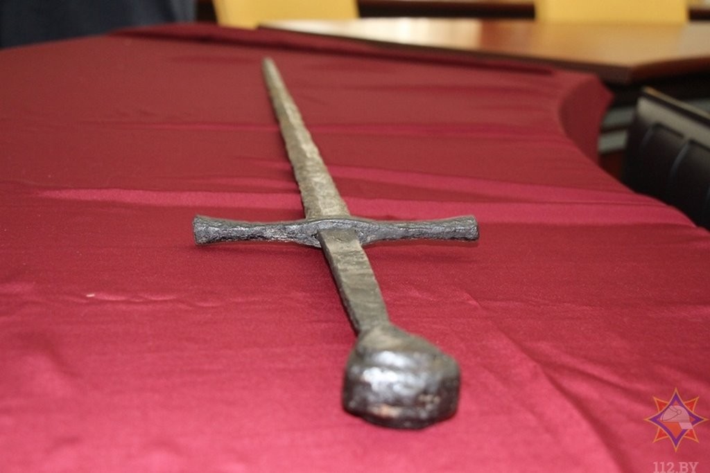 В Беларуси рыбак выловил длинный меч времен ВКЛ