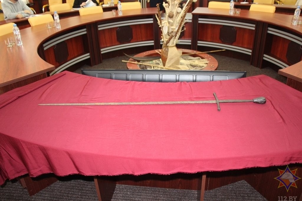 В Беларуси рыбак выловил длинный меч времен ВКЛ