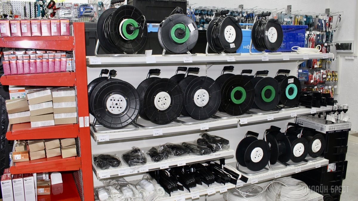 От самореза до инструмента. Большой магазин строительных материалов «А-Центр» компании «АмайзТрейд» открылся в центре Бреста. Почему такие приятные цены?