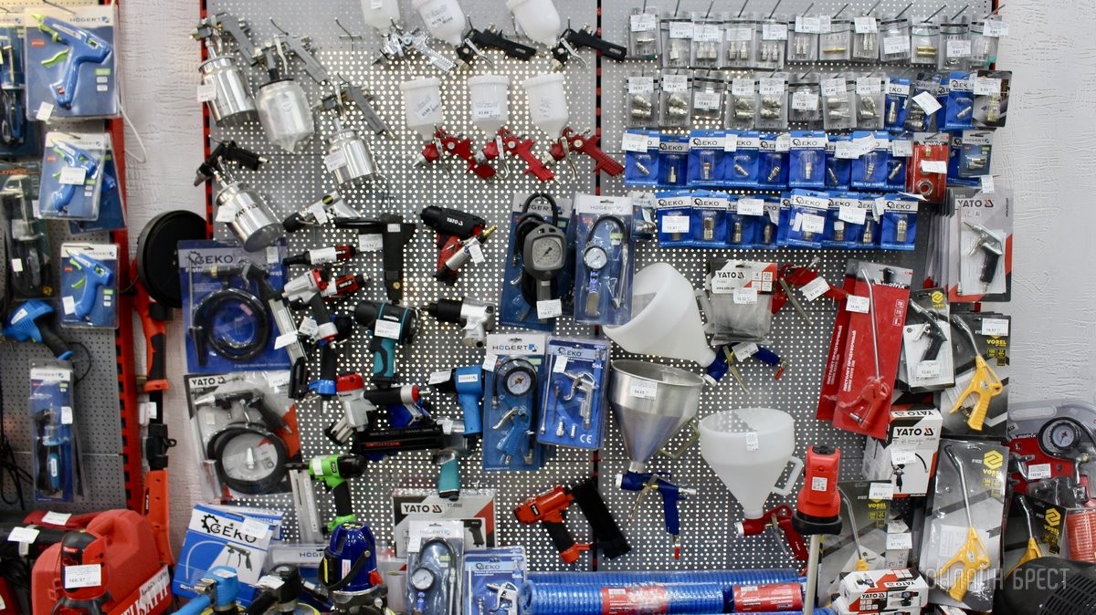 От самореза до инструмента. Большой магазин строительных материалов «А-Центр» компании «АмайзТрейд» открылся в центре Бреста. Почему такие приятные цены?