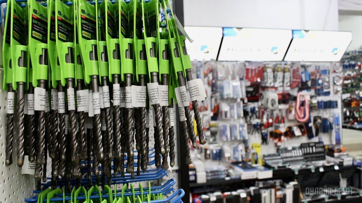 От самореза до инструмента. Большой магазин строительных материалов «А-Центр» компании «АмайзТрейд» открылся в центре Бреста. Почему такие приятные цены?