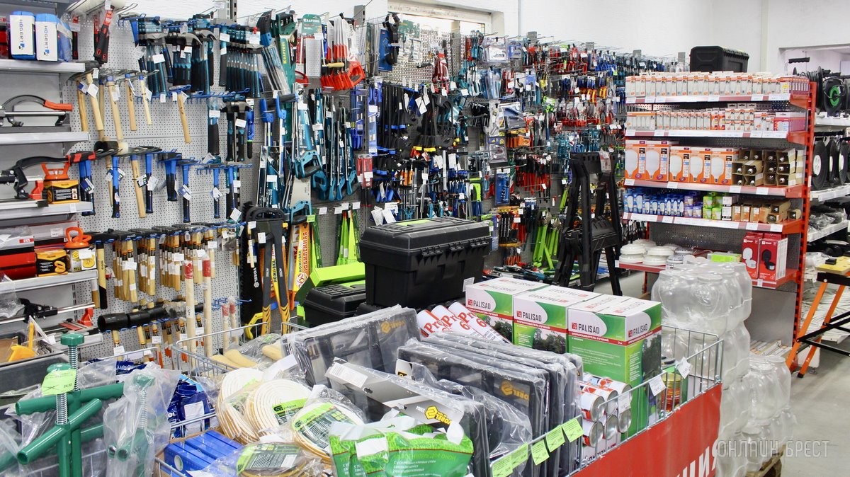 От самореза до инструмента. Большой магазин строительных материалов «А-Центр» компании «АмайзТрейд» открылся в центре Бреста. Почему такие приятные цены?