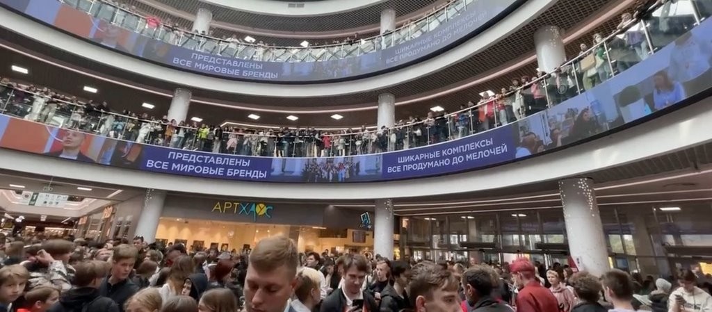 В Минске в Dana Mall экстренно остановился лифт. Медики оказывают помощь пострадавшим