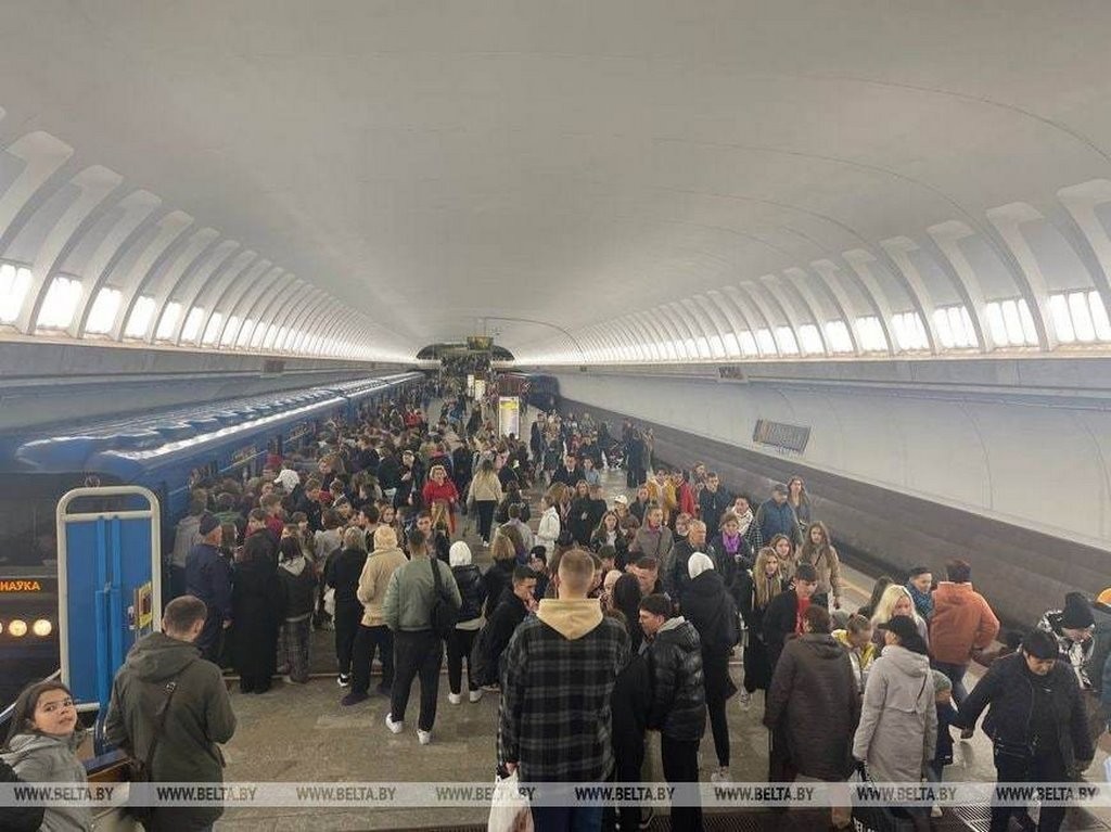 В Минске в Dana Mall экстренно остановился лифт. Медики оказывают помощь пострадавшим