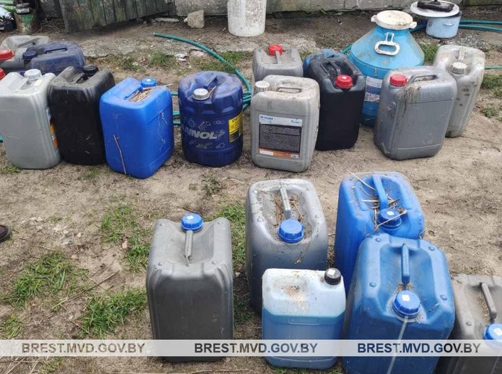 Почти тонну различных ГСМ нашли дома у недавно уволившегося водителя. Случай на Брестчине