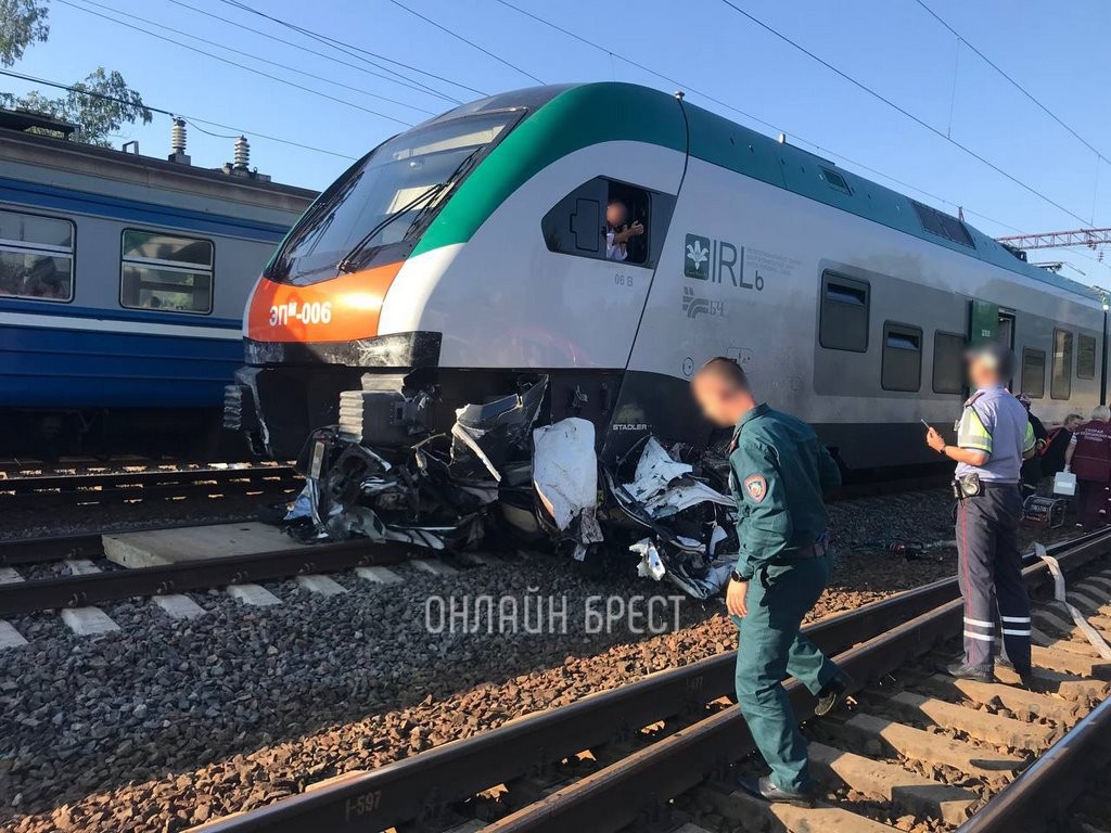 Поезд врезался в легковушку в Брестской области