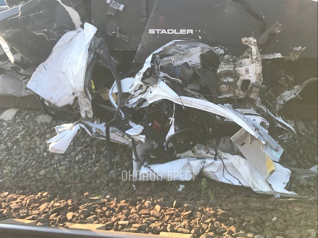 Поезд врезался в легковушку в Брестской области