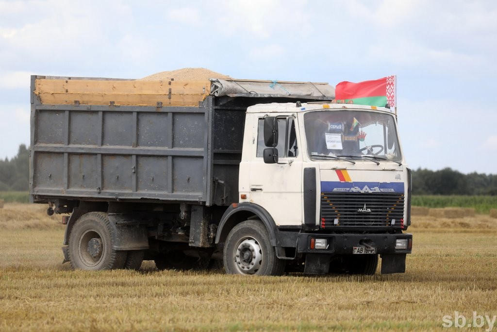 Брестская область первой в стране намолотила миллион тонн зерна